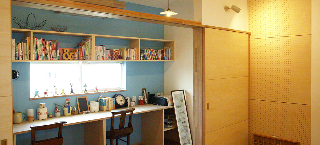 アクセントクロスのブルーが彩る、お気に入りを並べた書斎空間
