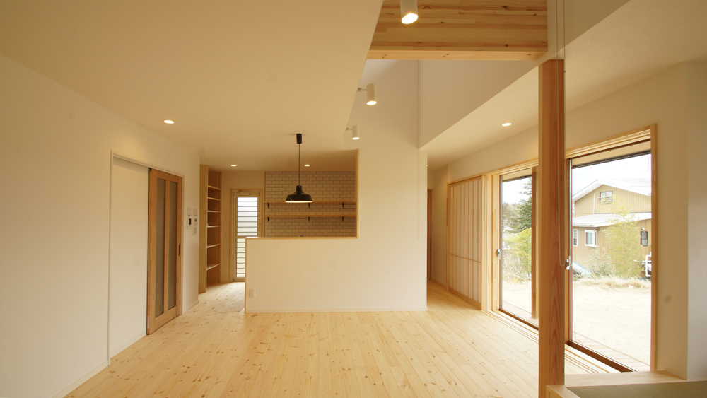 黒ガルバと木の景色を愉しむ家