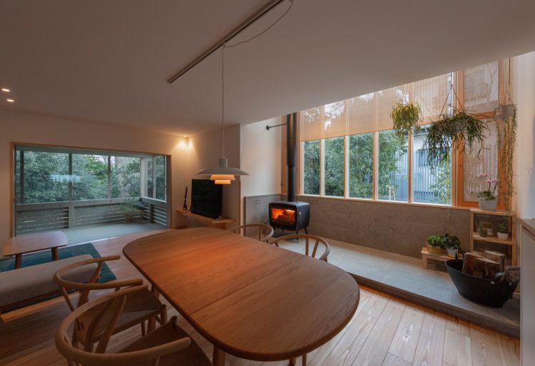 「公園の木々に囲まれた、子どもと過ごす家：SIMOKUの施工事例①」の画像