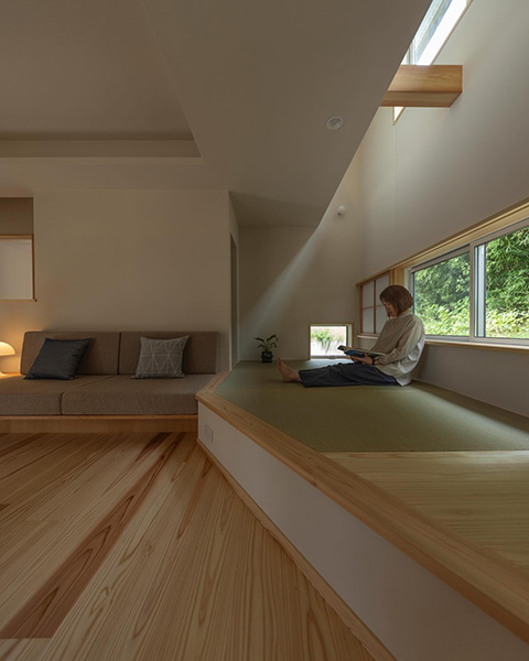 凛とした佇まいの2つ窓