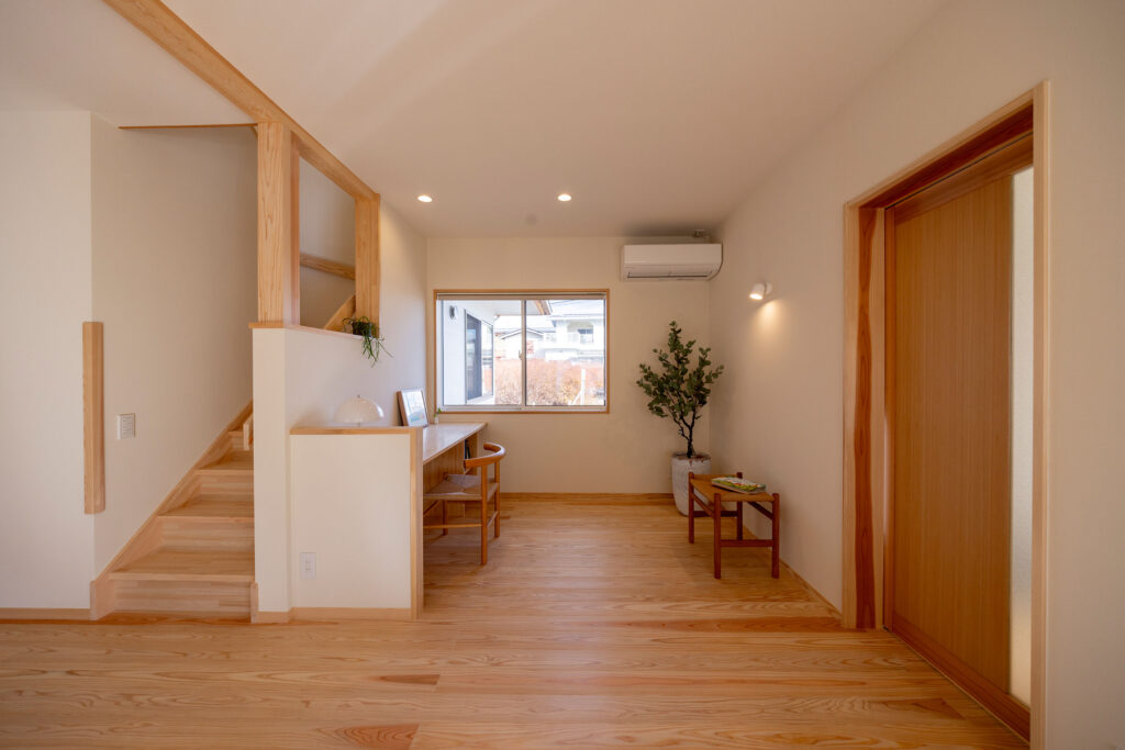 木の風合いが心地よい造作のデスクは自然と集中できる場所