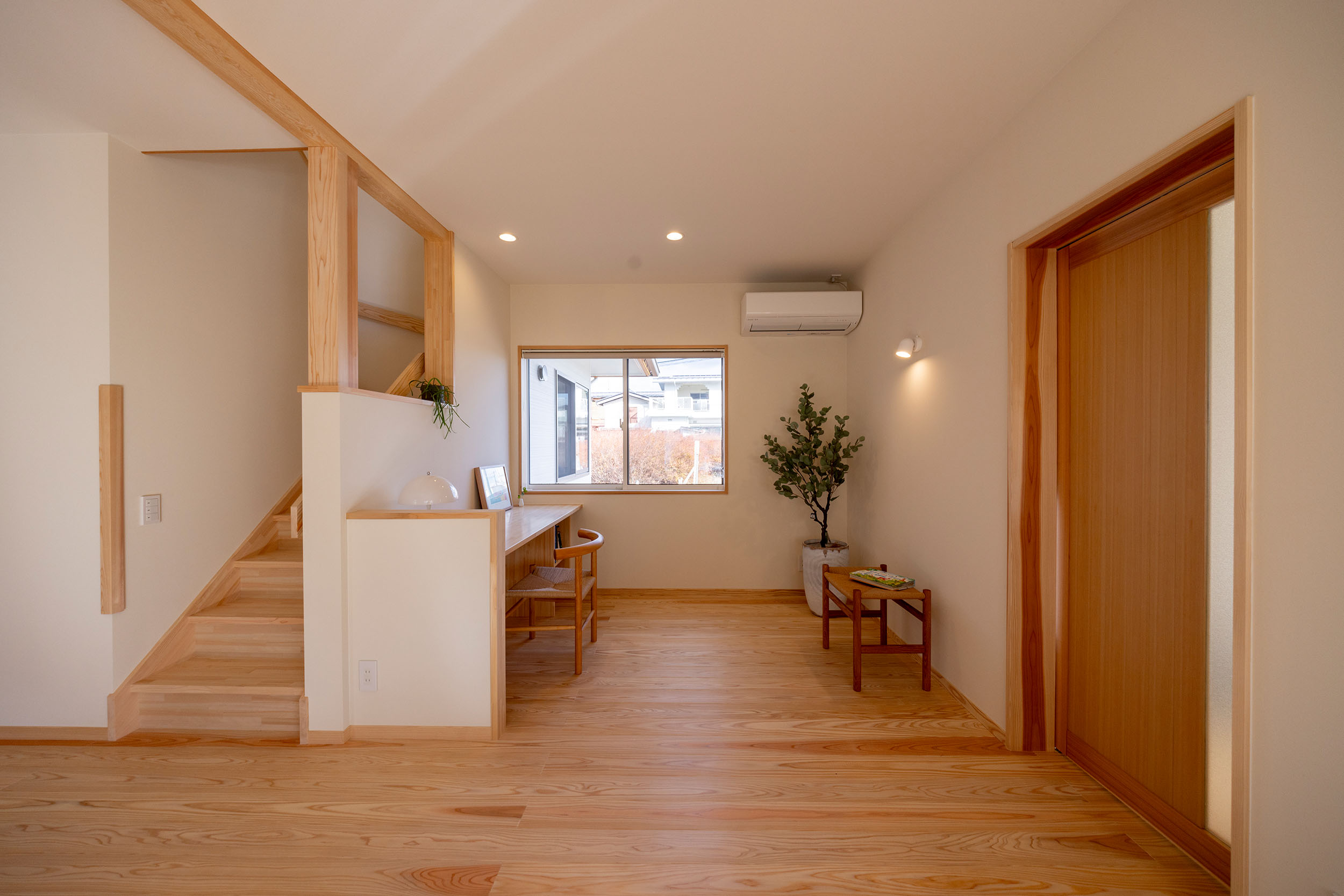 光と木のぬくもりに包まれる、穏やかな書斎空間