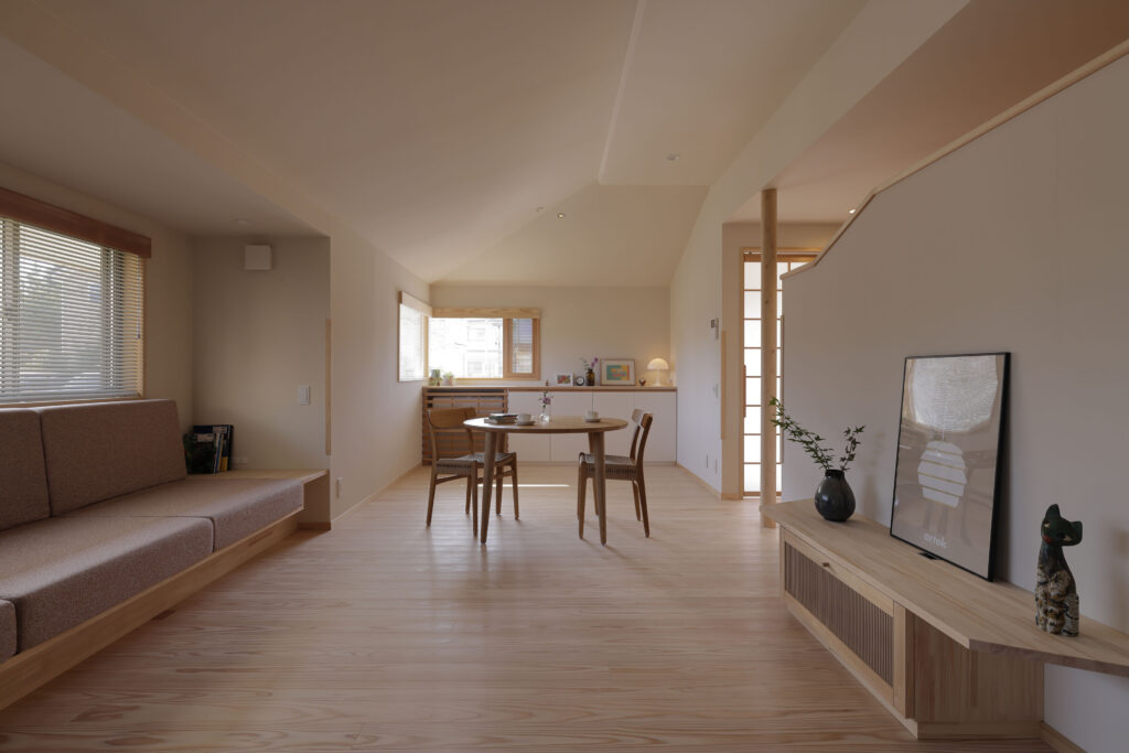 伸びやかな空間に馴染む造作のソファでゆるやかなひとときを