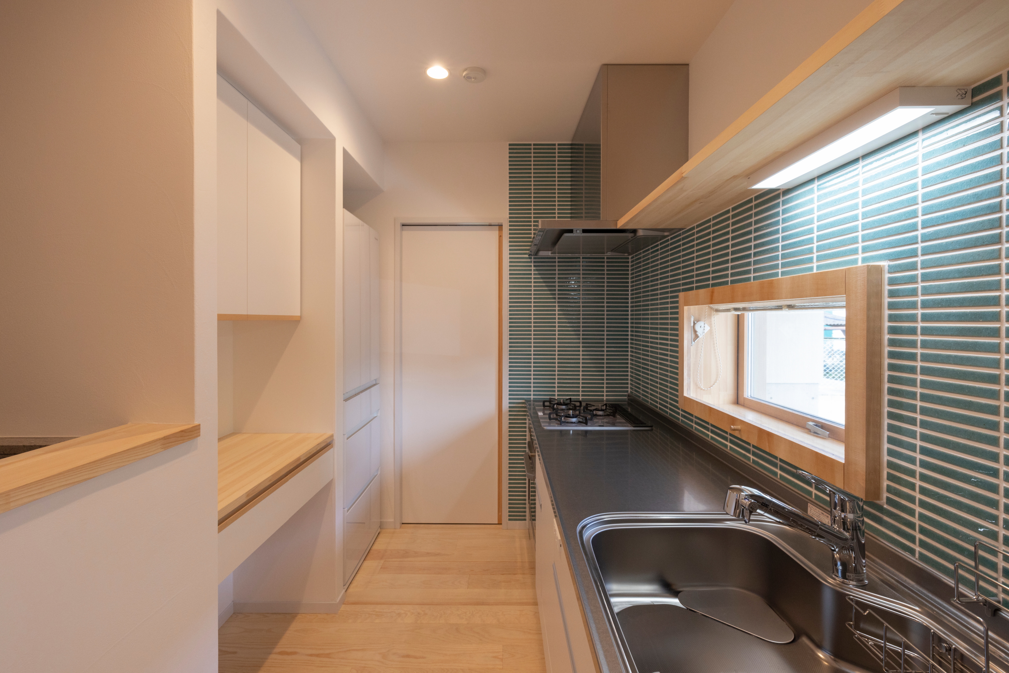 造作の窓とタイルが彩る、やわらかな雰囲気のキッチン