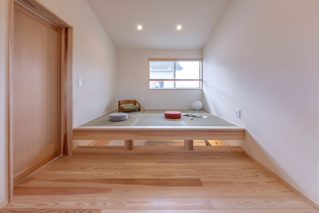 窓から柔らかな光が届くスキップフロアで過ごす、癒しの時間