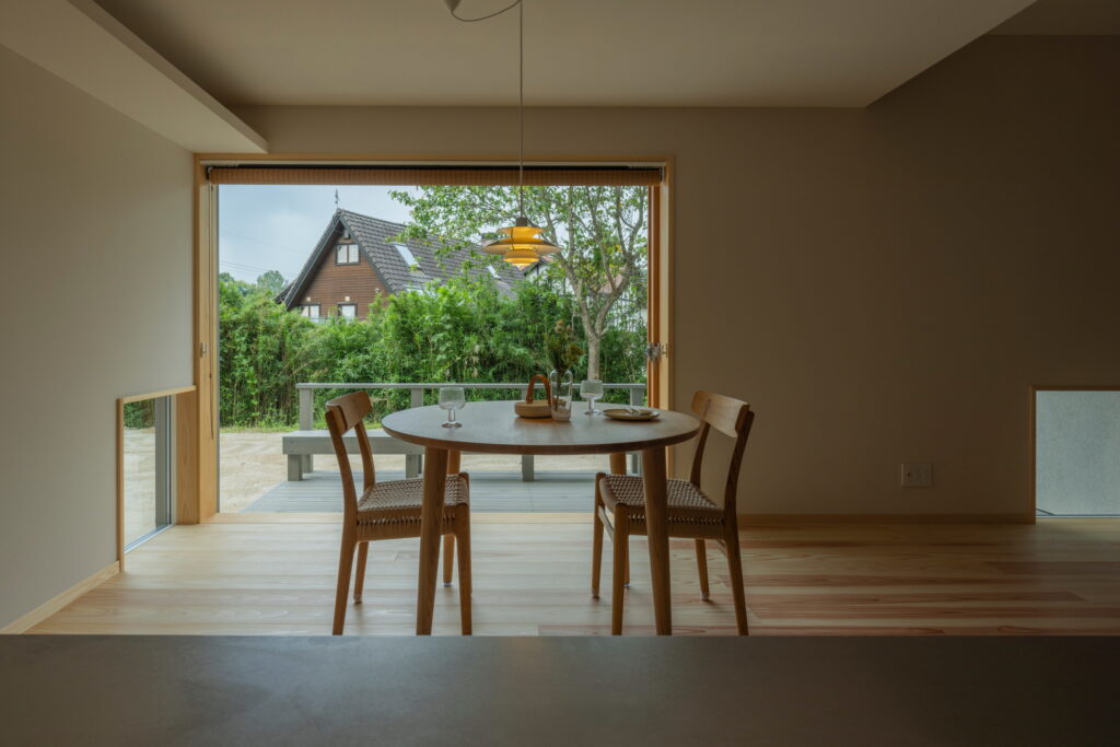 窓を開けると、リビングが自然とつながる心地よい場所に